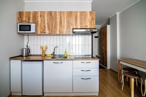 Fridge, microwave, oven, stovetop - Gogo Apartments New Gudauri (Kazbegi)