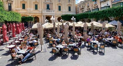 Seafront 2 bedroom apt. in St Pauls Bay - Easy Busses/Parking -WiFi - Quiet Area