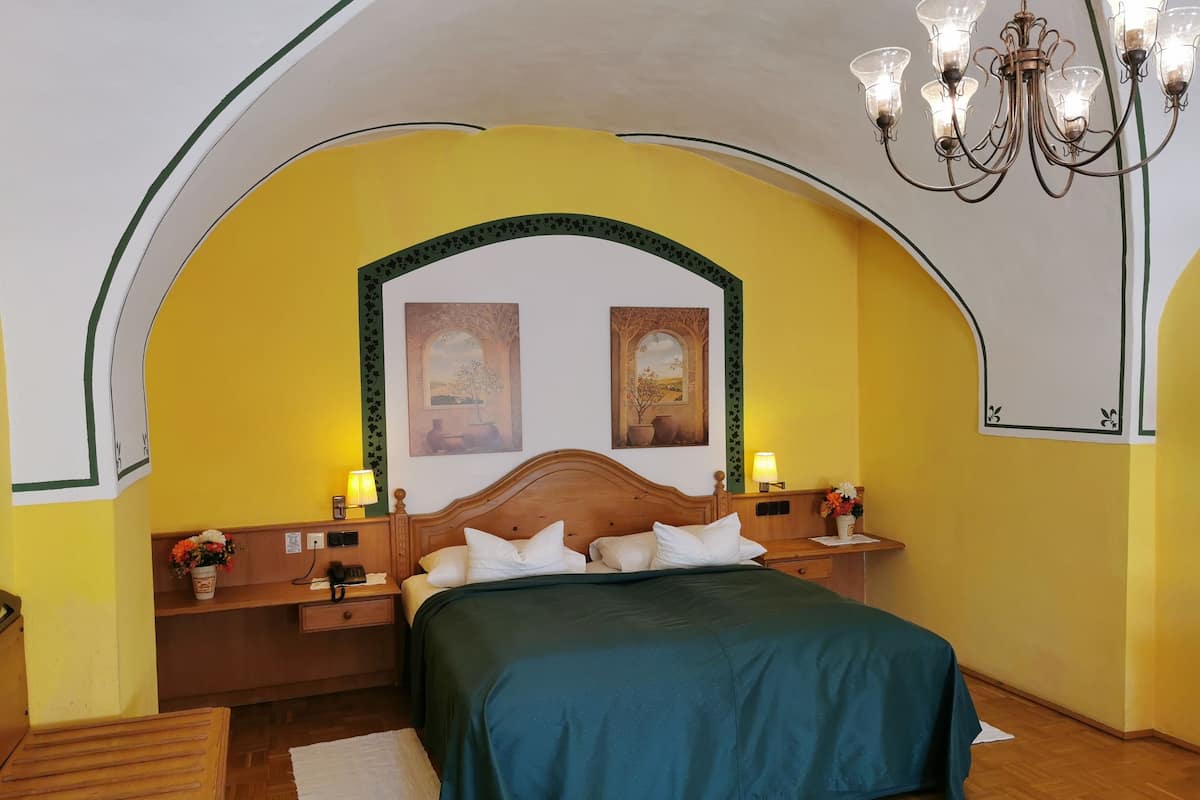 Executive Suite, Hot Tub | Hypo-allergenic bedding, minibar, in-room safe, individually decorated