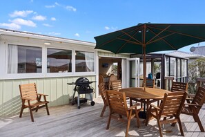 Outdoor dining - Great affordable family bach fully self contained (Whangamata)