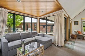 TV - Tranquil Tipperary - Arrowtown Holiday Home (Arrowtown)
