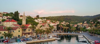 Holiday Home Bliss - Holiday Home with Outdoor Pool and Sea View
