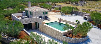 Holiday Home Bliss - Holiday Home with Outdoor Pool and Sea View