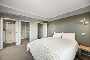 5 slaapkamers, een strijkplank/strijkijzer, wifi