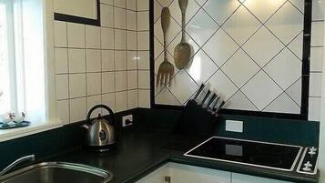 Een koelkast, een microgolfoven, een oven, een broodrooster