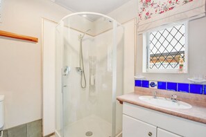Bathroom - Ezy Walk - Blenheim Holiday Home (Blenheim)