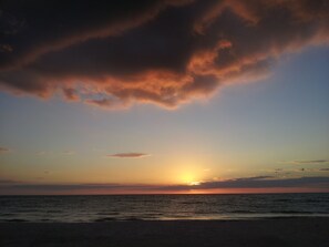 Beach nearby, sun loungers, beach towels