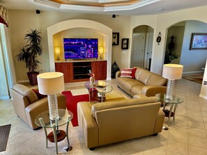 Smart-tv, dvd-spelare, böcker och ett filmbibliotek