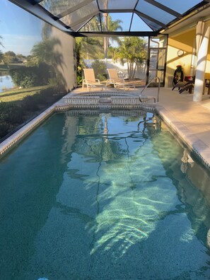 室外游泳池，恒温泳池