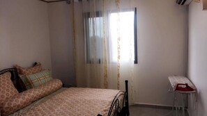 2 bedrooms, laptop workspace, blackout curtains, iron/ironing board - Monde Arabe Guest House (Douala)