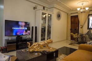 LED TV - Monde Arabe Guest House (Douala)