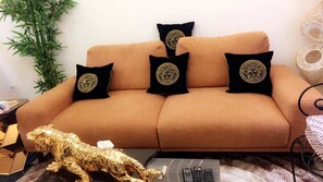 Luxury Apartment | Living room | LED TV - Monde Arabe Guest House (Douala)