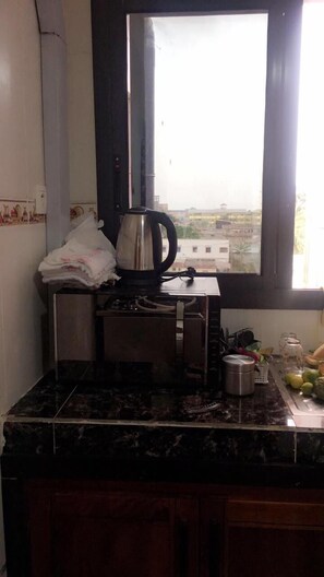 Fridge, microwave, stovetop, electric kettle - Monde Arabe Guest House (Douala)