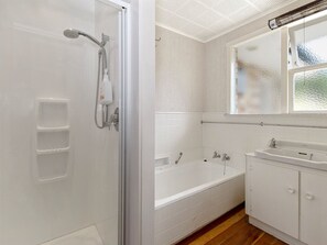 Bathtub - Lofty Lakeviews - Acacia Bay Holiday Home (Acacia Bay)