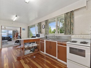 Fridge, microwave, oven, toaster - Lofty Lakeviews - Acacia Bay Holiday Home (Acacia Bay)