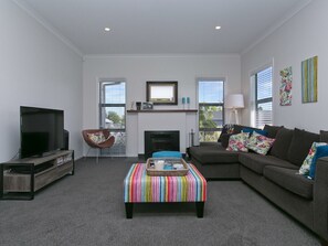 Televisie en een open haard