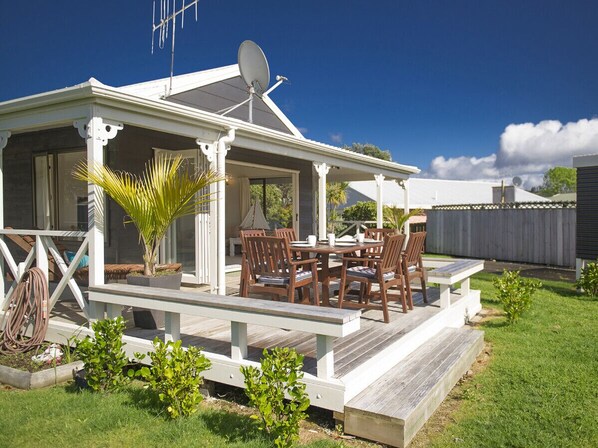 Property grounds - Best at The Beach - Whangamata Holiday Home (Whangamata)