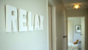 Un pasillo con un letrero en la pared que dice 'RELAX'.