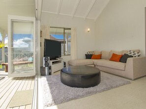 TV - Best at The Beach - Whangamata Holiday Home (Whangamata)