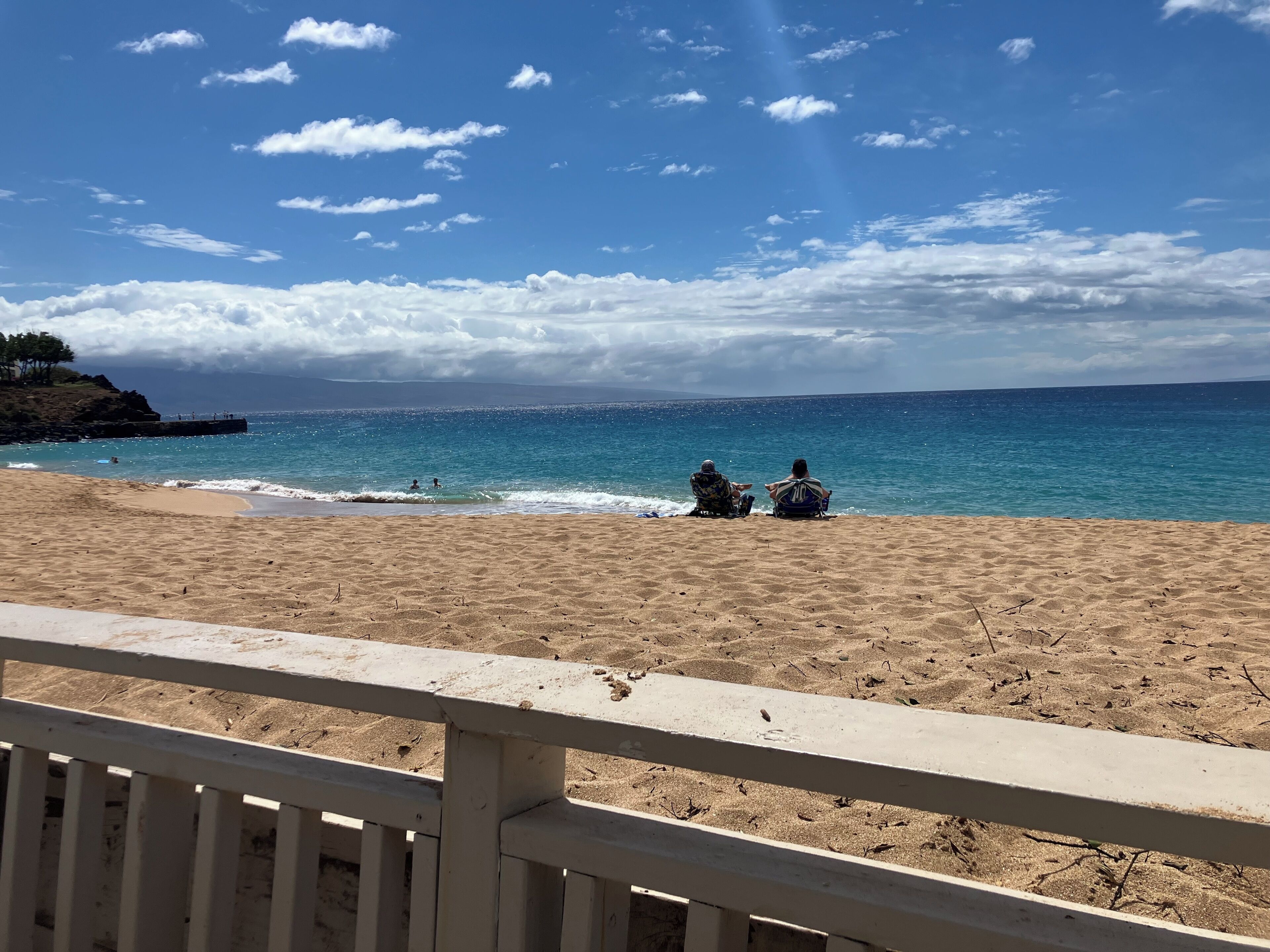 Playa en los alrededores, camastros y toallas de playa 