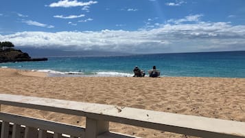 Playa en los alrededores, camastros y toallas de playa