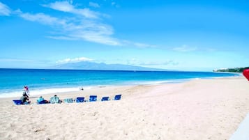 Playa en los alrededores, camastros y toallas de playa