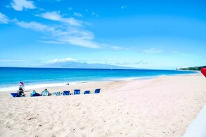 In Strandnähe, Liegestühle, Strandtücher