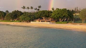 Una playa cerca, sillas reclinables de playa, toallas de playa