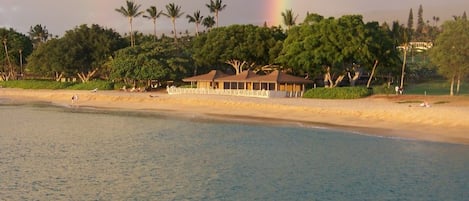 Perto da praia, espreguiçadeiras, toalhas de praia