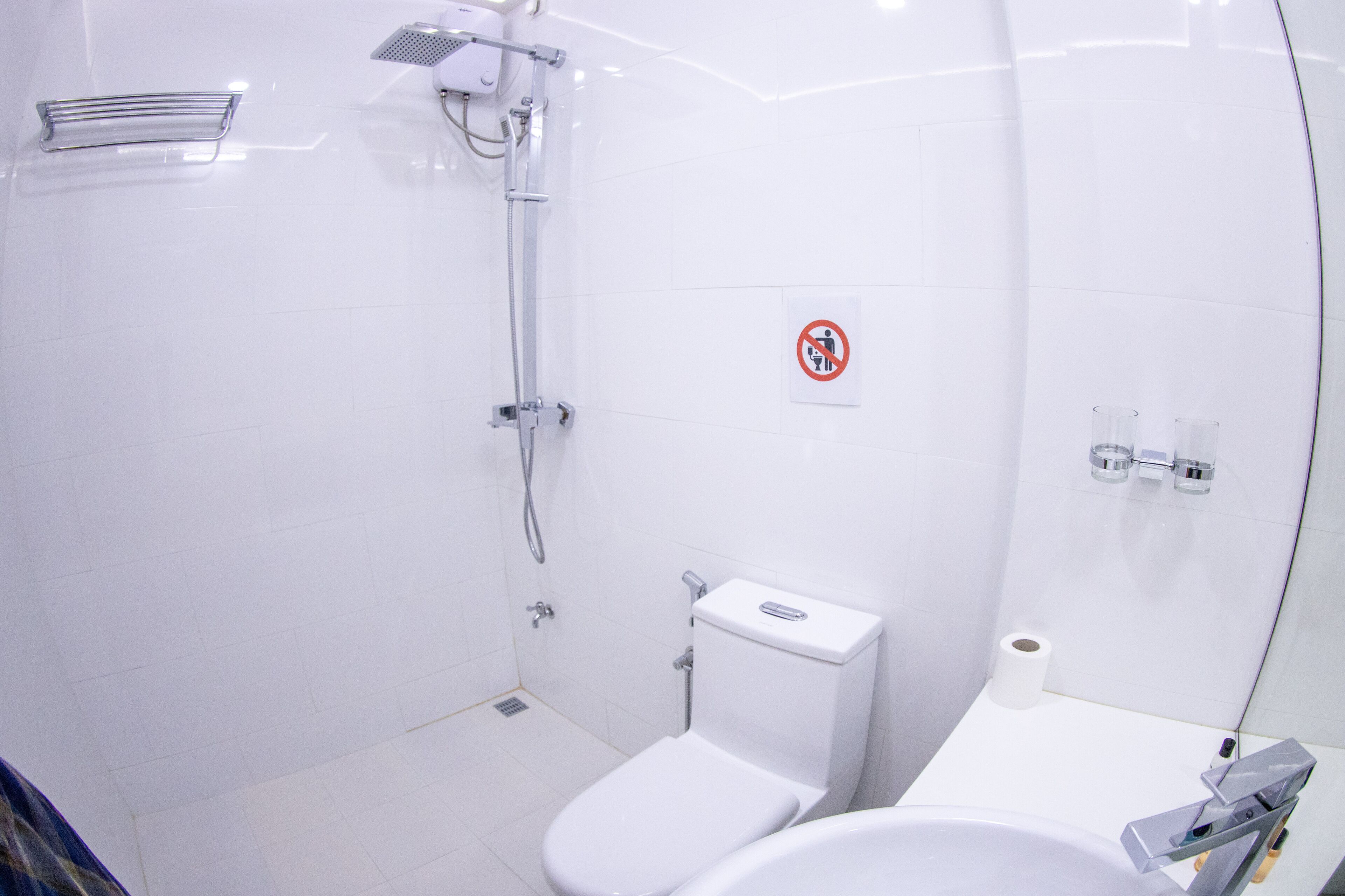 Un baño moderno con ducha, inodoro y lavamanos.