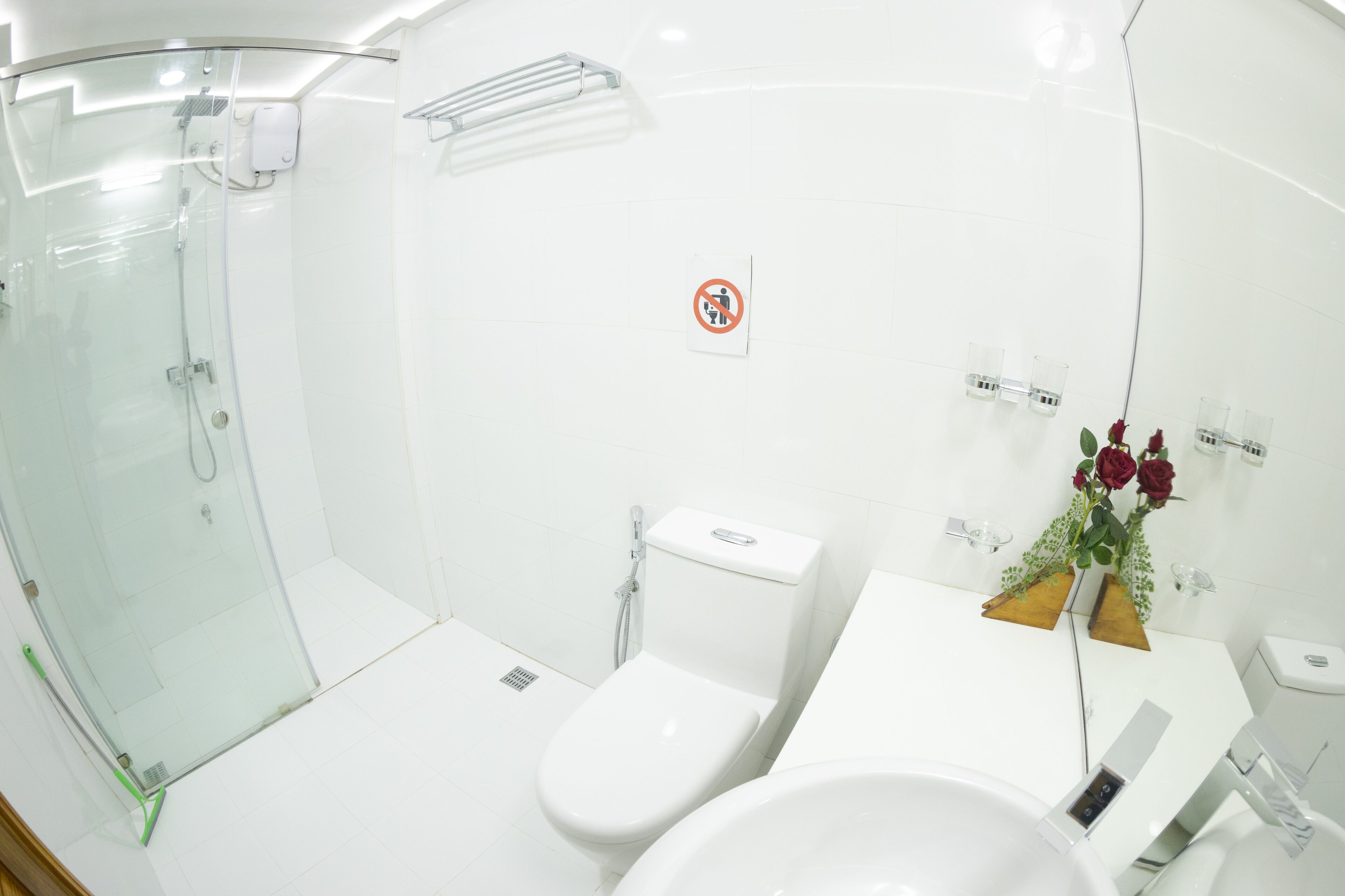 Une salle de bain moderne avec une douche à parois de verre, des toilettes et un lavabo.