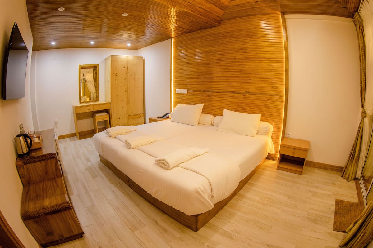 family room | hypo-allergenic bedding, memory-foam beds, minibar, in-room safe