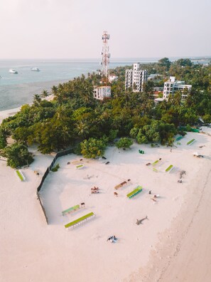 White sand, beach towels - Perla Dhangethi (Dhangethi)