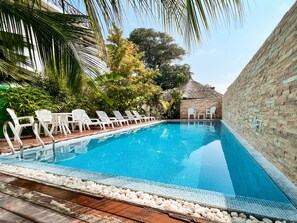 Piscina a l'aire lliure, para-sols i gandules 