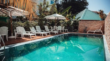 Piscine extérieure, parasols de plage, chaises longues
