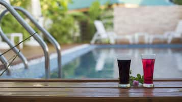 Piscine extérieure, parasols de plage, chaises longues