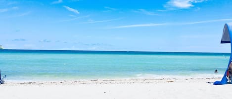 Aan het strand, ligstoelen aan het strand