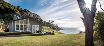 Circular Bay Cottage with private beach