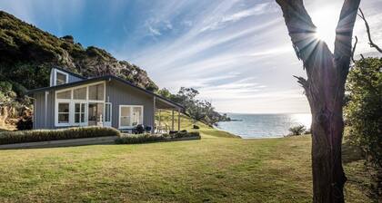 Circular Bay Cottage with private beach