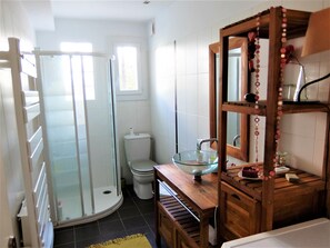 Bathtub, towels, toilet paper - Beautiful house with swimming pool - Close to lake, sea and mountains (Villeneuve-de-la-Raho)