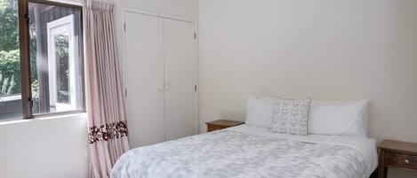4 bedrooms, iron/ironing board, WiFi, bed sheets