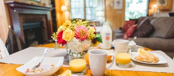 Twinleaf Honeymoon Cottage at Autumn Ridge