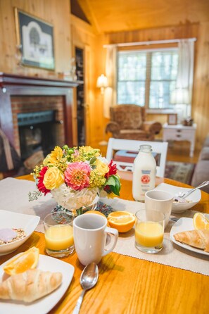 Dining - Twinleaf Honeymoon Cottage at Autumn Ridge (Lexington)