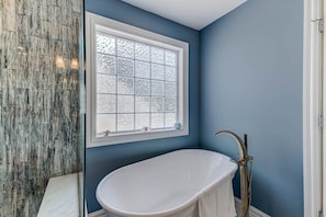 Combined shower/tub, towels