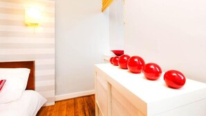 Interior - Large Modern Top Floor Riverside Apartment (Sleeps 6) with Free Parking and WiFi (Edinburgh)