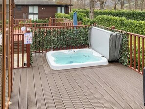 Outdoor spa tub - 2 bedroom accommodation in Dollar, near Stirling (Dollar, near Stirling)