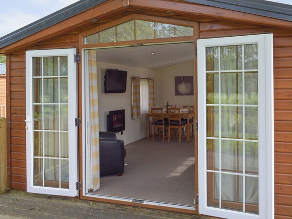 Outdoor dining - 2 bedroom accommodation in Dollar, near Stirling (Dollar, near Stirling)