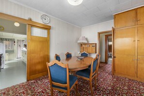 Dining - Leica Stay - Napier Holiday Home (Napier City)