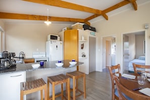 Kühlschrank, Mikrowelle, Ofen, Wasserkocher mit Kaffee-/Teezubehör