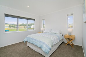 4 bedrooms, iron/ironing board, WiFi, bed sheets - Seascape - Cooks Beach Holiday Home (Cooks Beach)